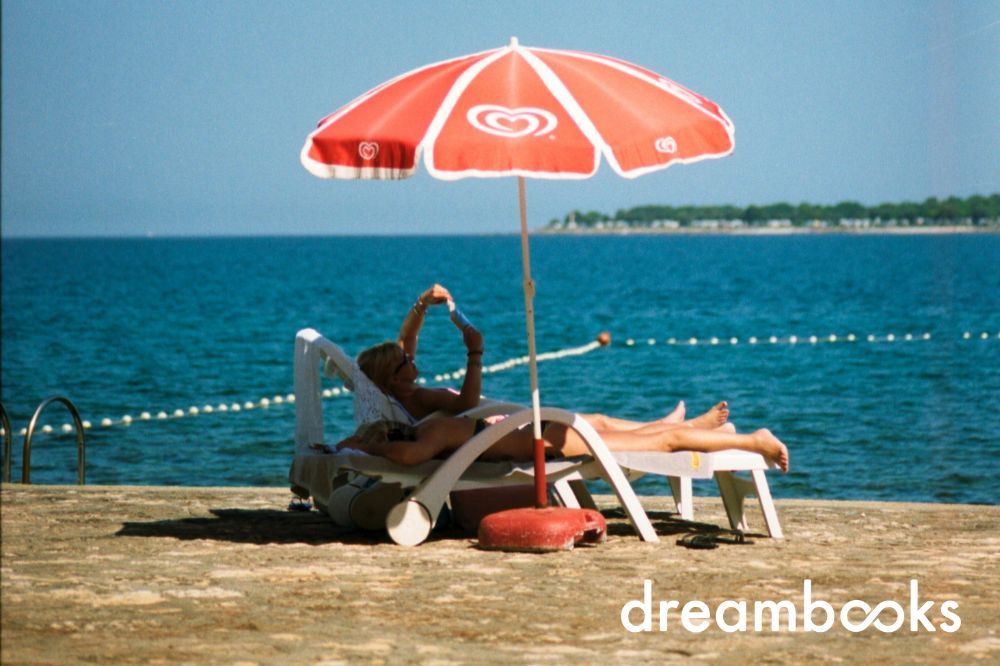 Praia, fotos e aquele glow de verão. Descobre as ideias, poses e dicas que vão pôr o teu perfil a brilhar. Com amigas, sozinha ou com o mar como cenário. Ideias de fotos na praia: Dicas práticas para conquistar o teu perfil de verão